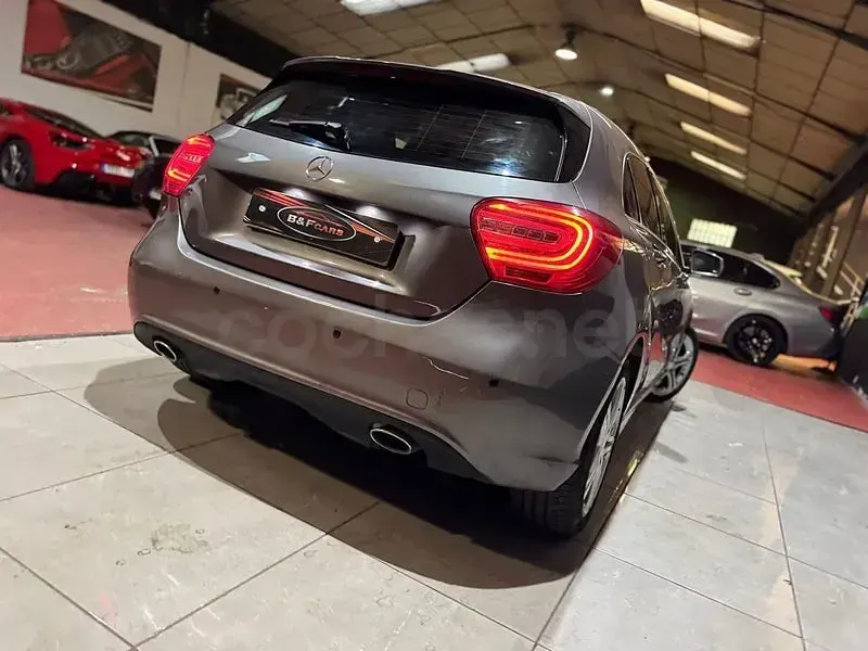 Usado Mercedes A180 Urban 109 CV (80 kW) 2014 Gris / plata Berlina