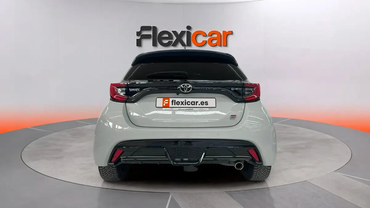 Gebraucht Toyota Yaris Hybrid Sport 116 PS (85 kW) 2024 Grau Limousine