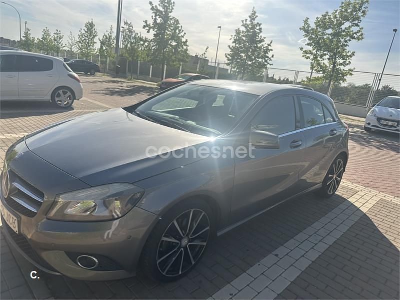 Usado Mercedes A200 Urban 136 CV (100 kW) 2015 Gris / plata Berlina