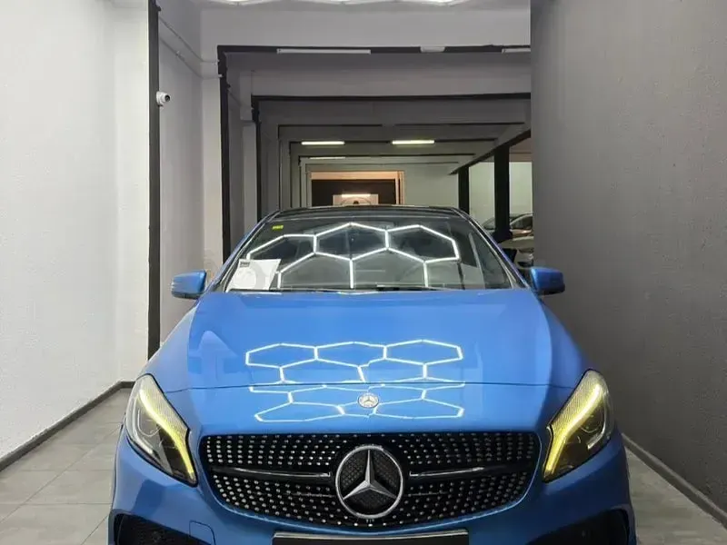 Usado Mercedes A180 109 CV (80 kW) 2017 Azul Berlina