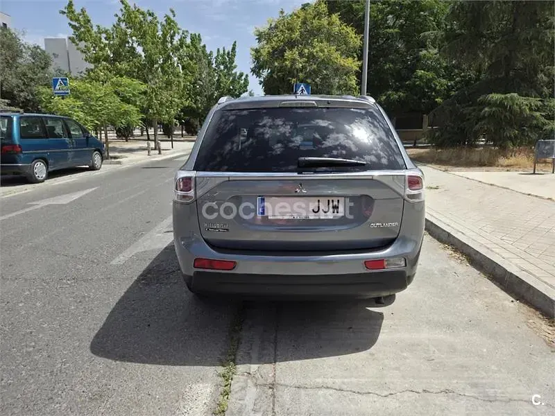 Usado Mitsubishi Outlander Motion 150 CV (110 kW) 2015 Gris / plata SUV