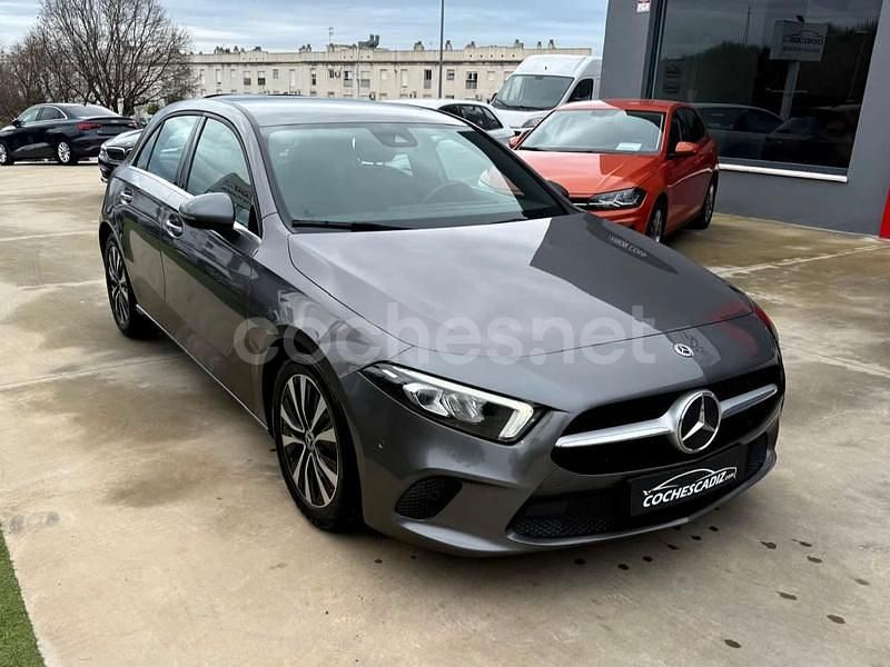 Usado Mercedes A180 116 CV (85 kW) 2021 Gris / plata Berlina