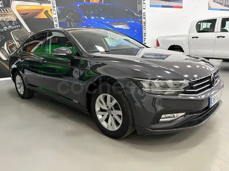 Usado VW Passat Business 122 CV (89 kW) 2022 Gris / plata Familiar