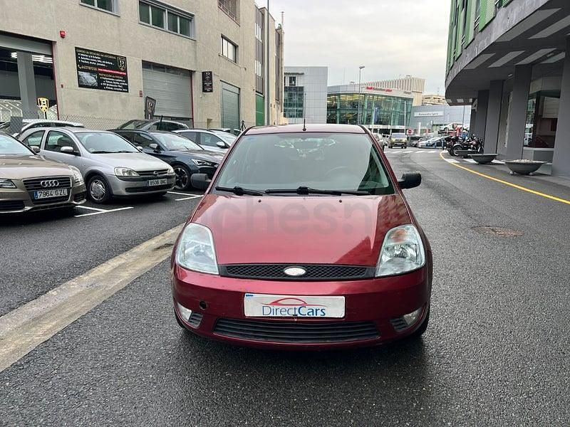 Usado Ford Fiesta Ambiente 70 CV (51 kW) 2003 Granate Utilitario