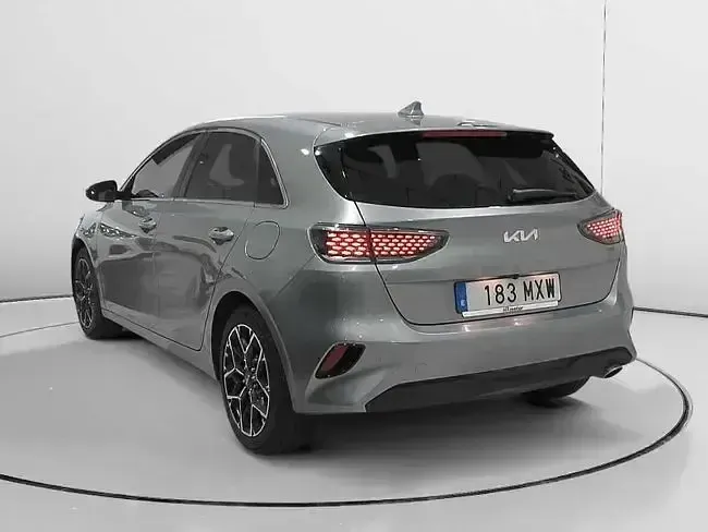 Usado Kia Ceed Style 101 CV (74 kW) 2025 Gris Utilitario