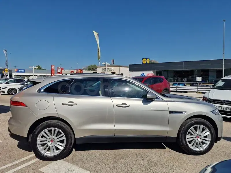 Usado Jaguar F-Pace Prestige 180 CV (132 kW) 2016 Beige SUV