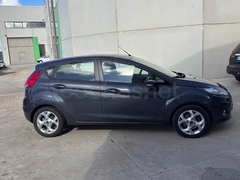 Usado Ford Fiesta Titanium 95 CV (69 kW) 2013 Gris / plata Berlina
