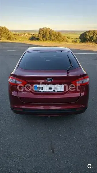 Usado Ford Mondeo Trend 160 HP (117 kW) 2017 Vermelho Sedan