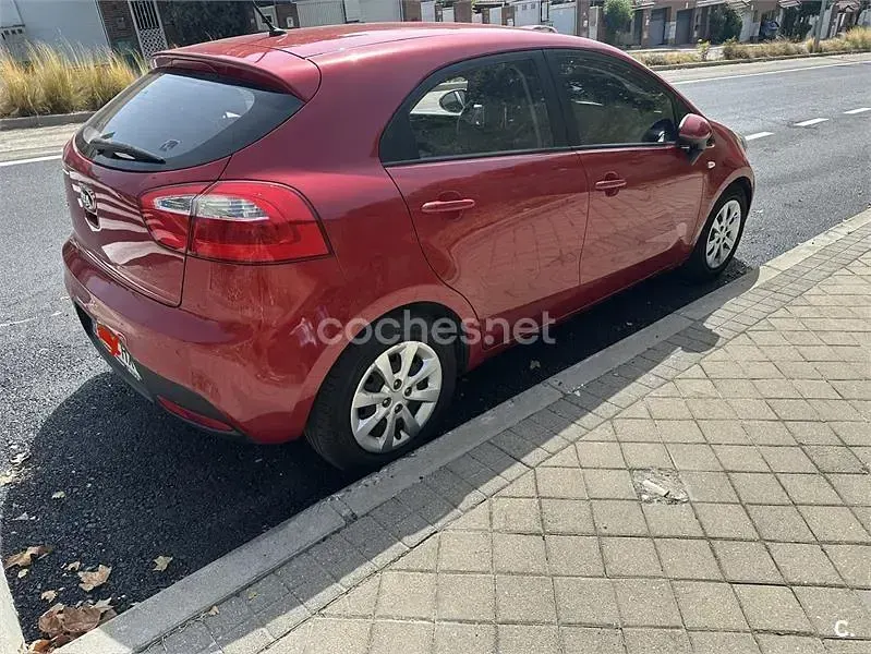 Usado Kia Rio 85 CV (62 kW) 2014 Rojo Berlina