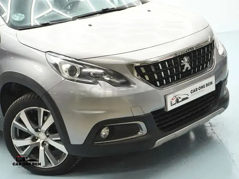 Usado Peugeot 2008 Allure 110 CV (80 kW) 2016 Gris / plata SUV