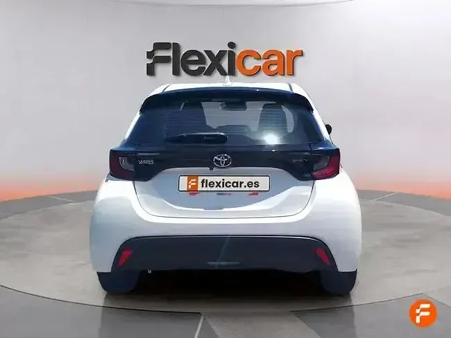 Usado Toyota Yaris Business Edition 116 CV (85 kW) 2025 Blanco Utilitario