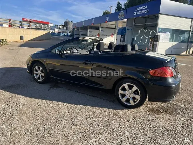 Usado Peugeot 307 CC 110 CV (80 kW) 2007 Negro Descapotable