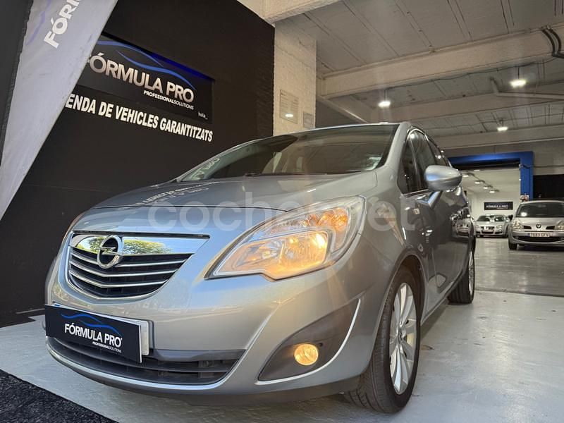 Usado Opel Meriva Cosmo 90 CV (66 kW) 2010 Gris / plata Monovolumen