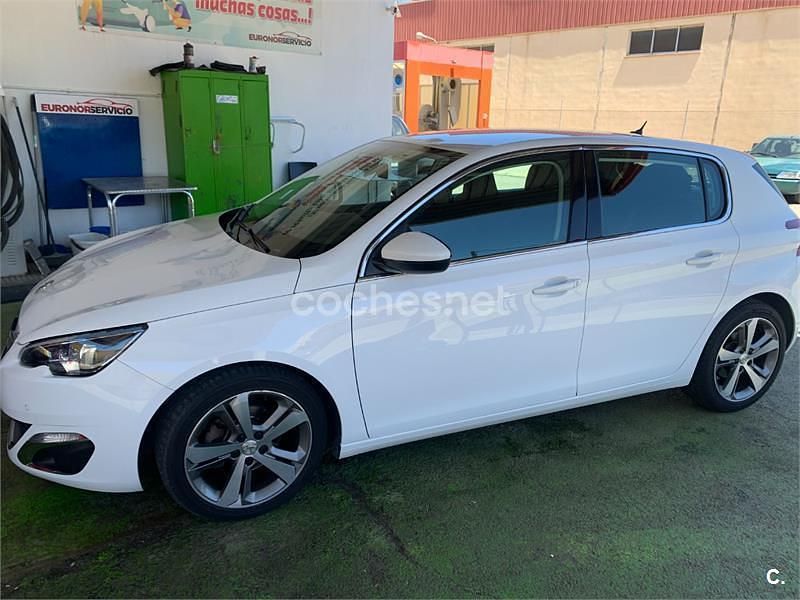 Usado Peugeot 308 Allure 130 CV (95 kW) 2016 Blanco Berlina