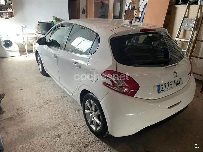 Usado Peugeot 208 Active 82 CV (60 kW) 2014 Blanco Utilitario