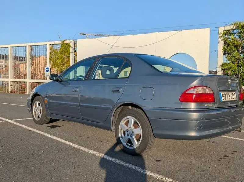 Usado Toyota Avensis Terra 110 CV (80 kW) 2002 Gris / plata Berlina