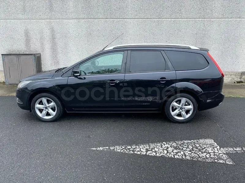 Usado Ford Focus Trend 109 CV (80 kW) 2010 Negro Familiar