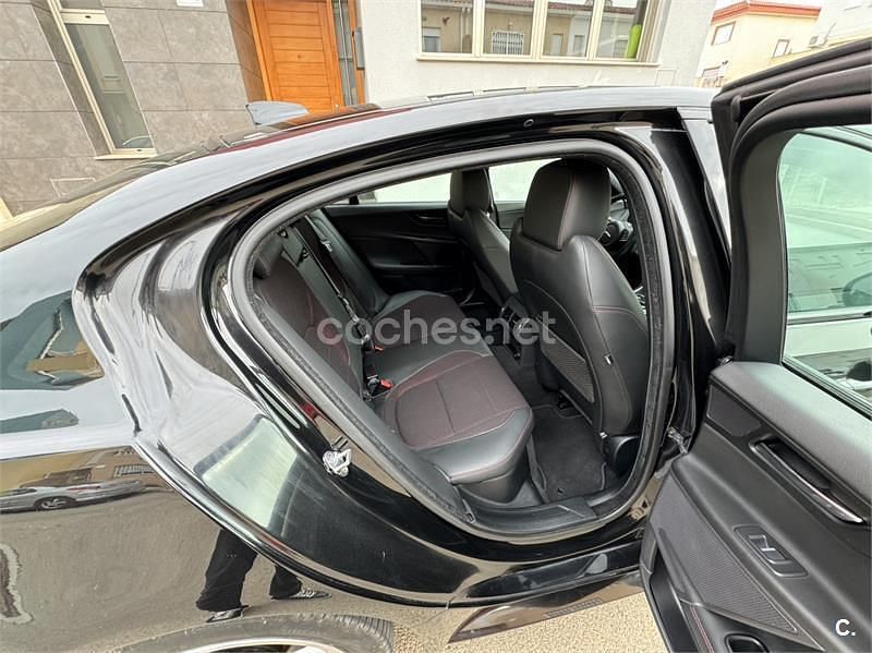 Usado Jaguar XE R-Sport 180 CV (132 kW) 2017 Negro Berlina