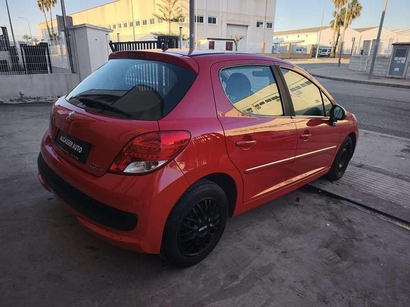 Usado Peugeot 207 68 CV (50 kW) 2014 Rojo Descapotable