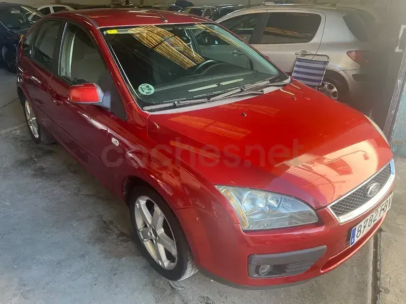 Usado Ford Focus Ghia 136 HP (100 kW) 2007 Vermelho Sedan