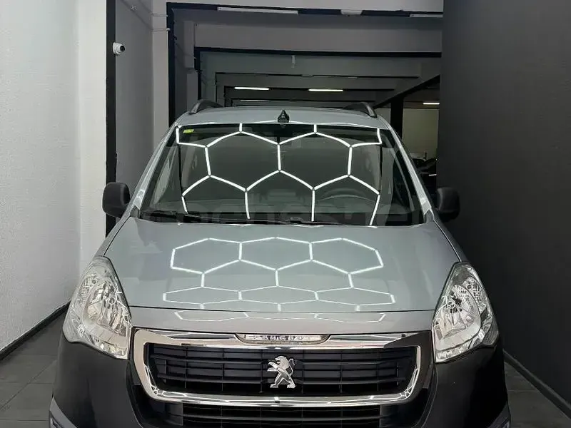 Usado Peugeot Rifter Allure 130 CV (95 kW) 2018 Gris / plata Monovolumen