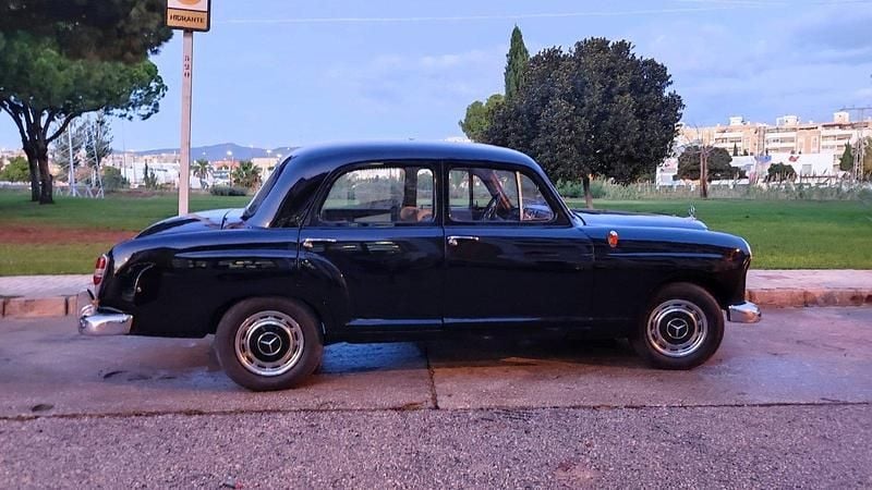 Usado Mercedes 190 87 CV (63 kW) 1966 Negro Berlina