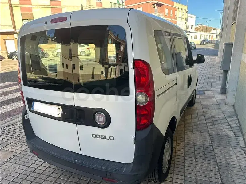 Usado Fiat Doblò Active 90 CV (66 kW) 2011 Blanco Monovolumen