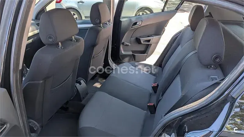 Usado Opel Astra Edition 110 CV (80 kW) 2008 Negro Berlina