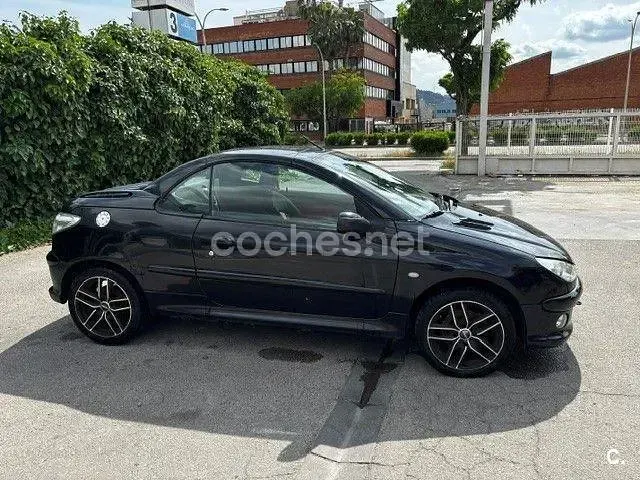 Usado Peugeot 206 110 CV (80 kW) 2002 Negro Descapotable