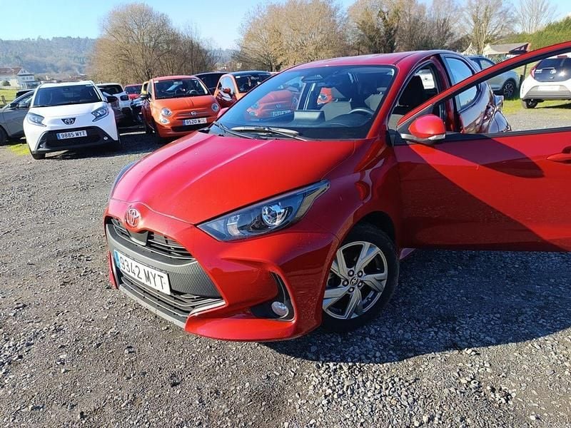 Rojo Usado 2025 Toyota Yaris Hybrid Active | 21.390 € (Buen precio) - Imagen 1/4