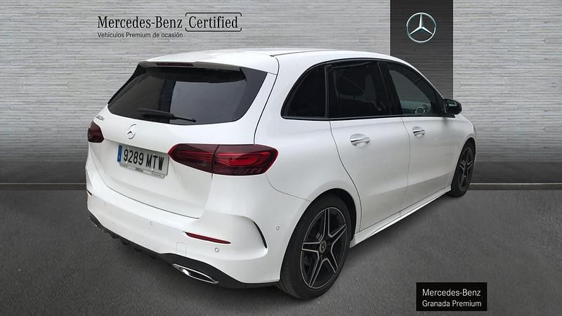 Usado Mercedes B200 AMG line 150 CV (110 kW) 2024 Blanco polar Monovolumen