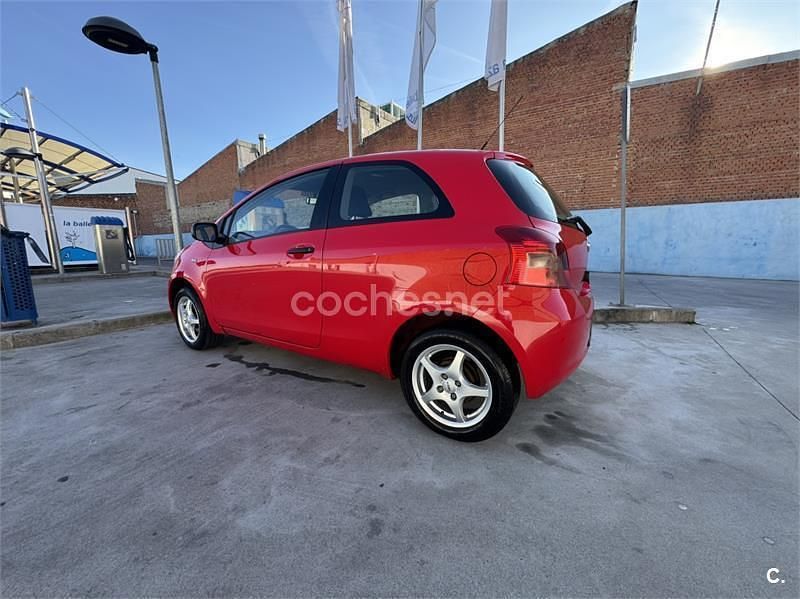 Usado Toyota Yaris Active 69 CV (50 kW) 2008 Rojo Utilitario
