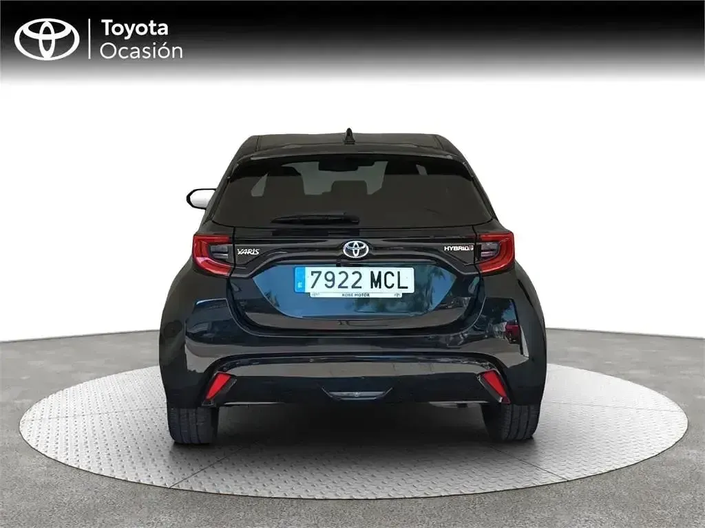 Usado Toyota Yaris Hybrid Style 116 CV (85 kW) 2022 Negro Monovolumen