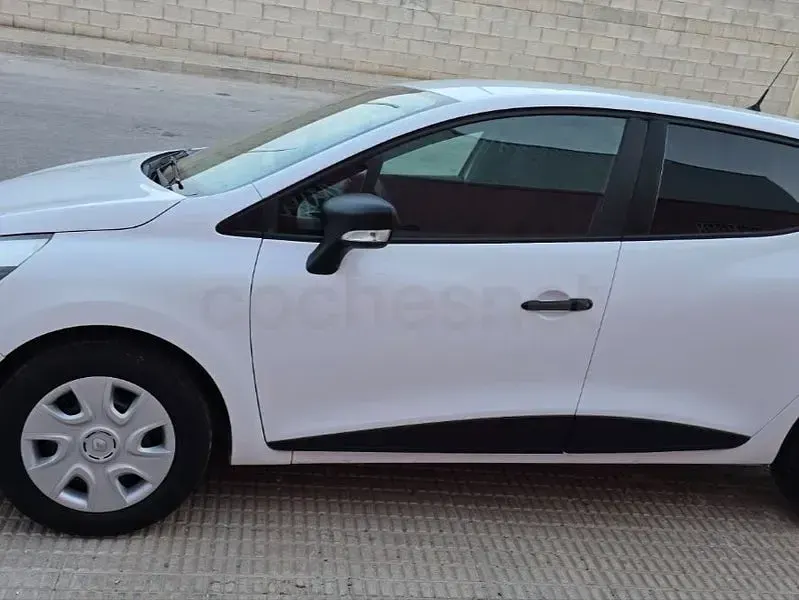 Usado Renault Clio IV Authentique 75 CV (55 kW) 2014 Blanco Berlina