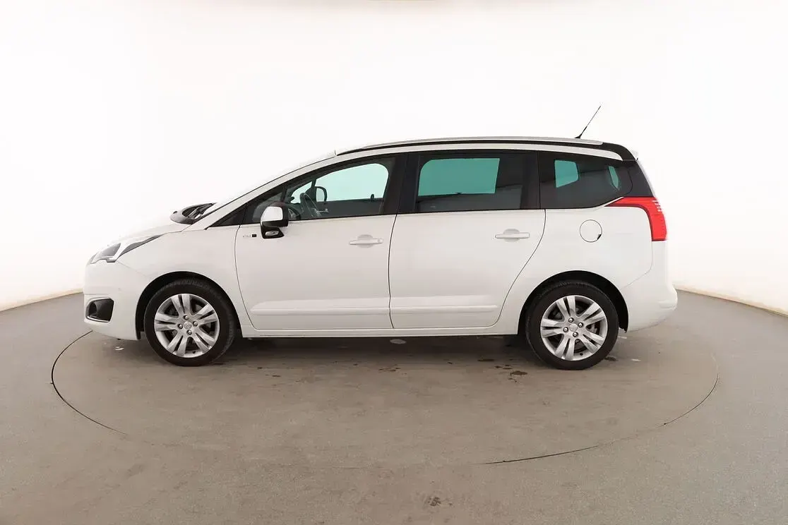 Usado Peugeot 5008 Style 120 CV (88 kW) 2016 Blanco Monovolumen