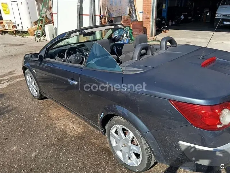 Usado Renault Mégane Cabriolet Dynamique 105 CV (77 kW) 2006 Gris / plata Descapotable