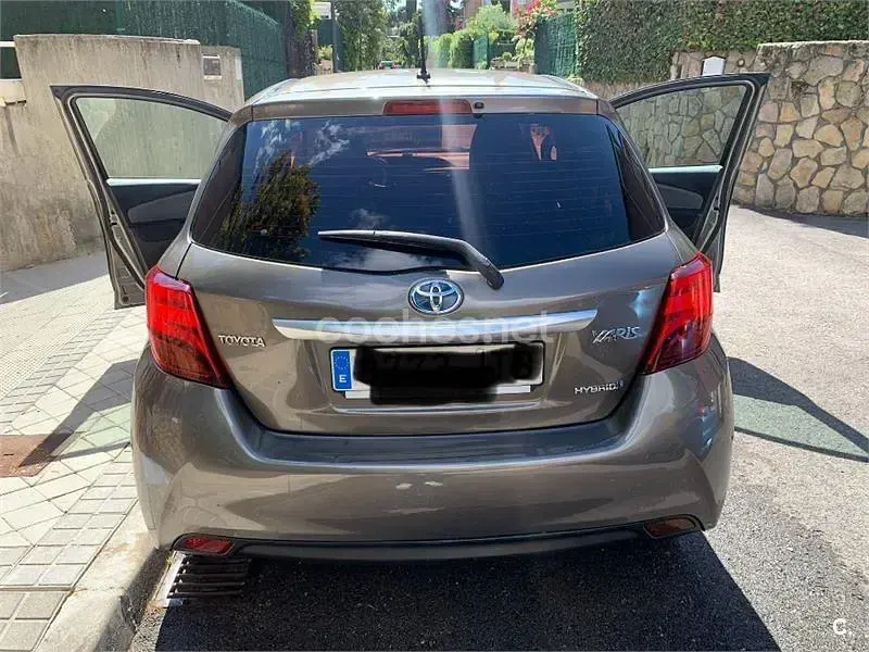 Käytetty Toyota Yaris Hybrid Active 100 HP (73 kW) 2016 Harmaa Sedan