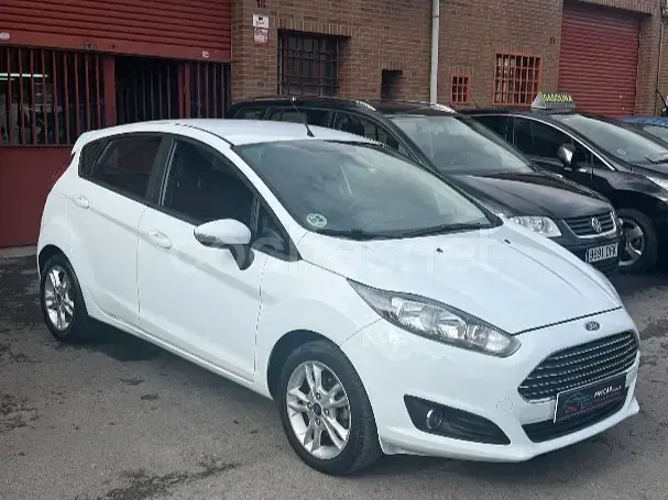 Usado Ford Fiesta Trend 95 CV (69 kW) 2014 Blanco Utilitario