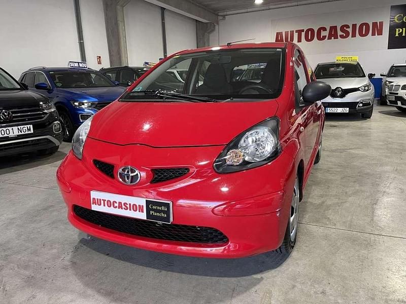 Usado Toyota Aygo 68 CV (50 kW) 2007 Rojo Utilitario