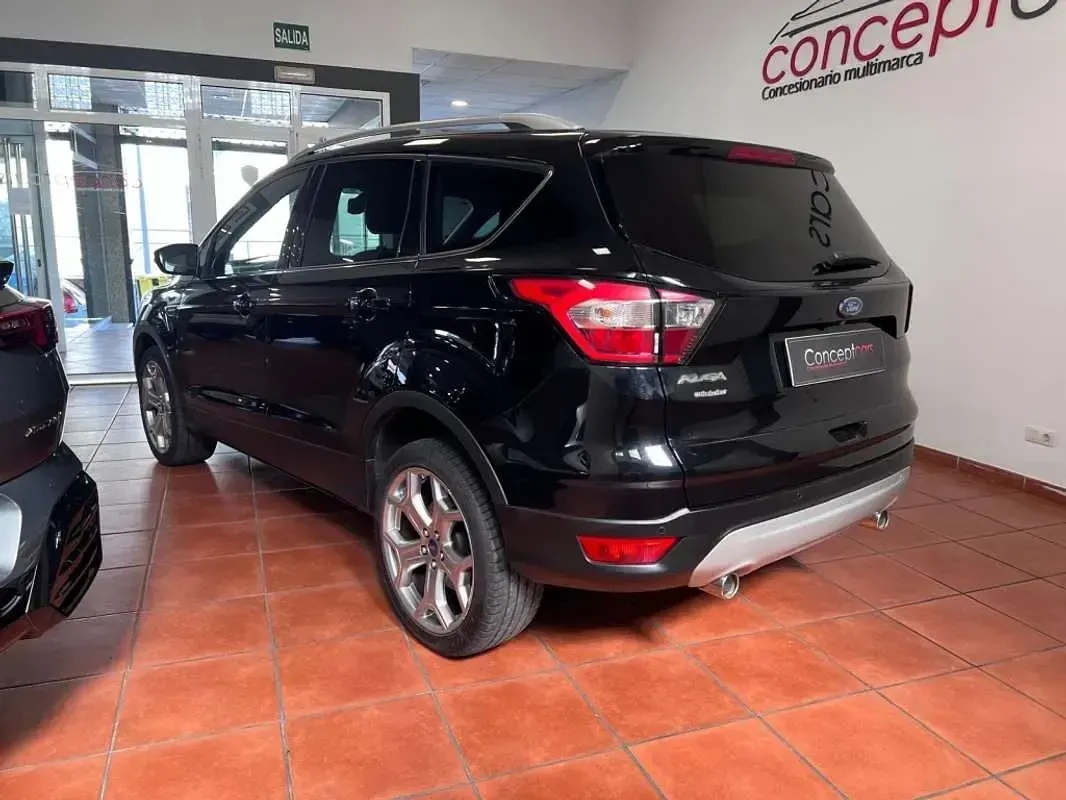 Usado Ford Kuga Titanium 150 CV (110 kW) 2018 Negro SUV