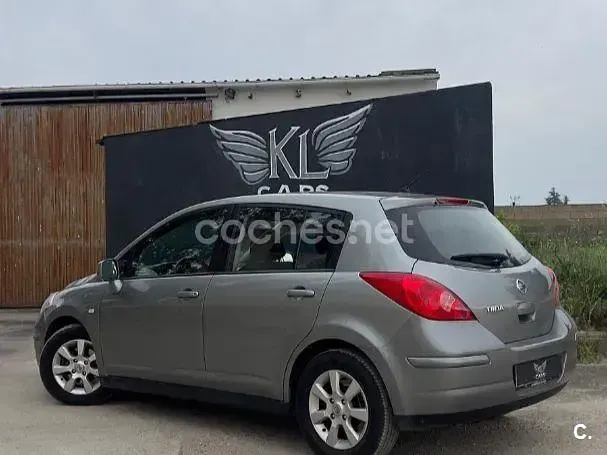 Usado Nissan Tiida Acenta 126 CV (92 kW) 2009 Gris / plata Berlina