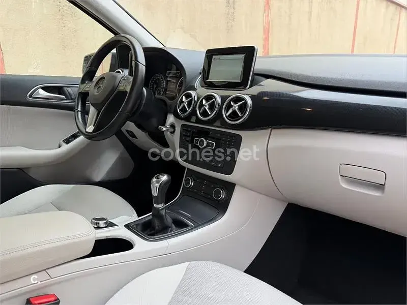 Usado Mercedes B180 Urban 109 CV (80 kW) 2014 Beige Utilitario
