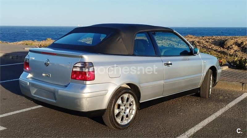 Usado VW Golf Cabriolet Highline 115 CV (84 kW) 2001 Gris / plata Descapotable