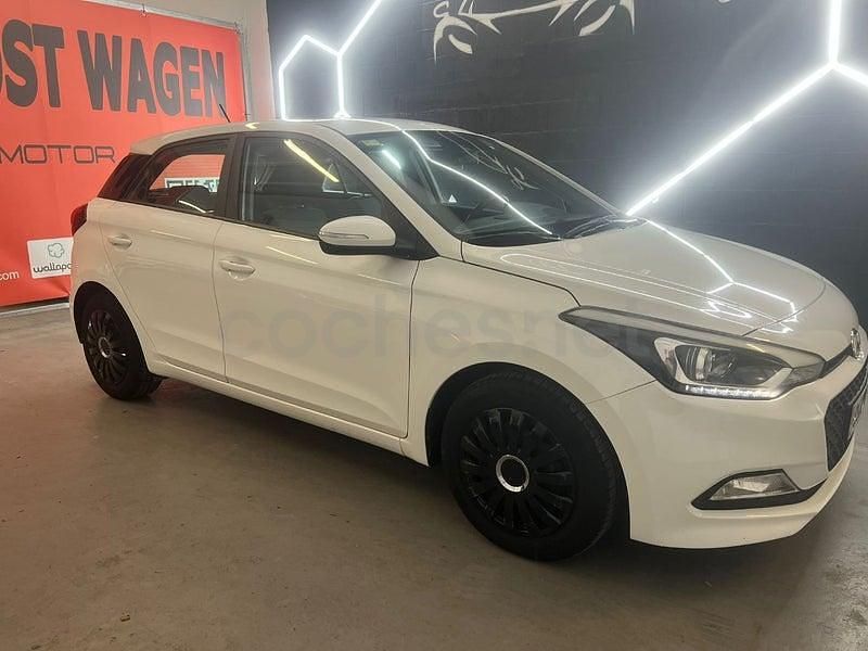 Usado Hyundai i20 84 CV (61 kW) 2018 Blanco Berlina