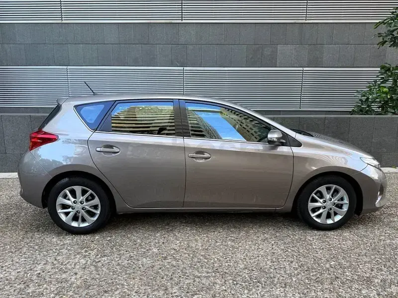 Usado Toyota Auris 132 CV (97 kW) 2015 Marrón Berlina