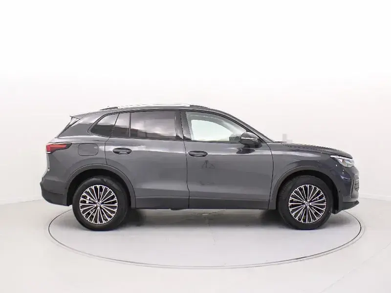 Usado VW Tiguan Life 204 CV (150 kW) 2024 Gris / plata SUV