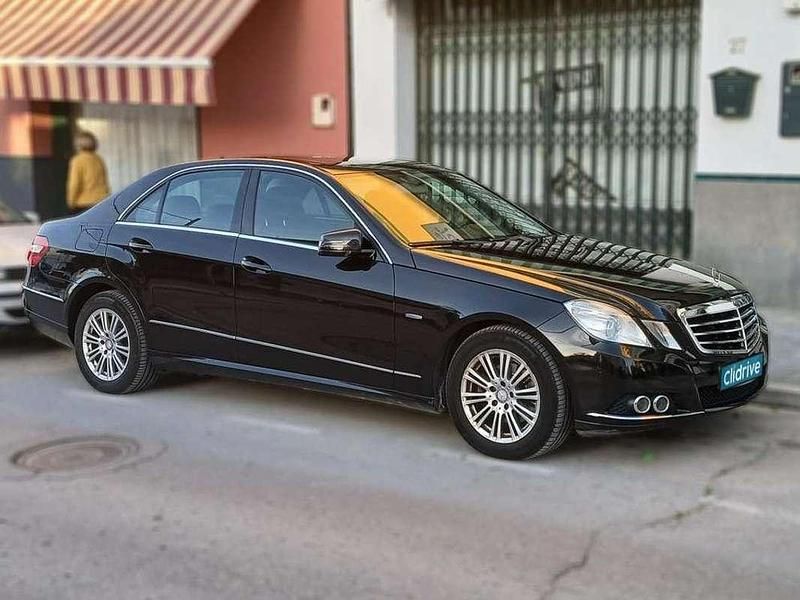 Usado Mercedes E220 Classic 170 CV (125 kW) 2009 Negro Berlina