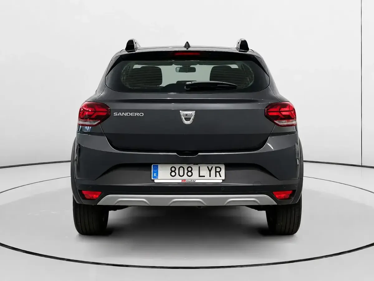 Usado Dacia Sandero Comfort 101 CV (74 kW) 2022 Gris Utilitario