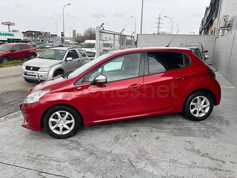 Usado Peugeot 208 Allure 82 CV (60 kW) 2015 Rojo Utilitario