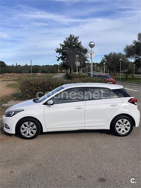 Usado Hyundai i20 75 CV (55 kW) 2015 Blanco Berlina